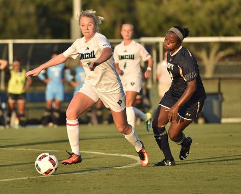 The UNCW women's soccer team is 1-1 after the opening weekend. 