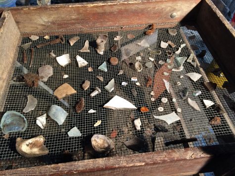 Artifacts lying on a sifter for observation.