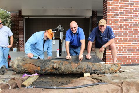 Assistant State Underwater Archaeologist Nathan Henry makes final preparations before a bolt is put at the cannon's rear. Morris (right) and McKee (middle) eager to get the cannon in the tank. 