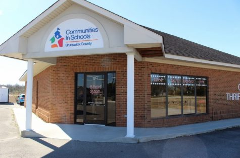 Offering deeply discounted designer clothes, the Communities in Schools thrift store is still struggling&nbsp;against negative stereotypes. (Photo by Benjamin Schachtman)