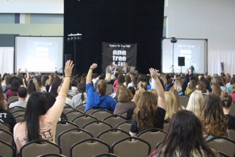 Convention staff tried to steer questions for 'OTH' stars Sophia Bush and Ashley Rickards toward show-related, family-friendly questions. (Port City Daily photo/BENJAMIN SCHACHTMAN)