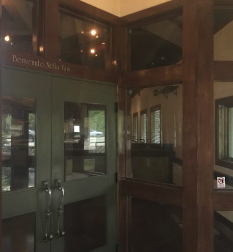 The lights are still on at the former Romano's Macroni Grill, but no one has been home for a long time. (Port City Daily photo / BENJAMIN SCHACHTMAN)