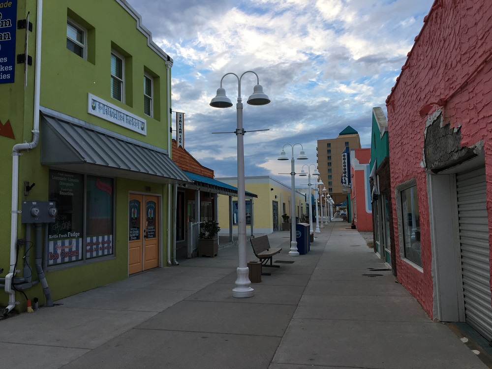 Restaurants at the Carolina Beach Boardwalk are hoping to be allowed more space for their sidewalk dining (Port City Daily / FILE PHOTO)