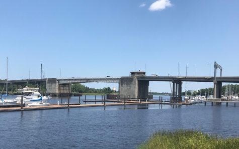 NCDOT maintenance work on the Isabel Holmes Bridge over the Cape Fear River will cause intermittent delays for the next six weeks. (Port City Daily photo | Benjamin Schachtman)