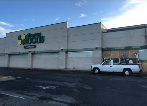 Lowes Food, along with Walmart, Lowe's Home Improvement, and other chains are closing today. (Port City Daily photo | Benjamin Schachtman)