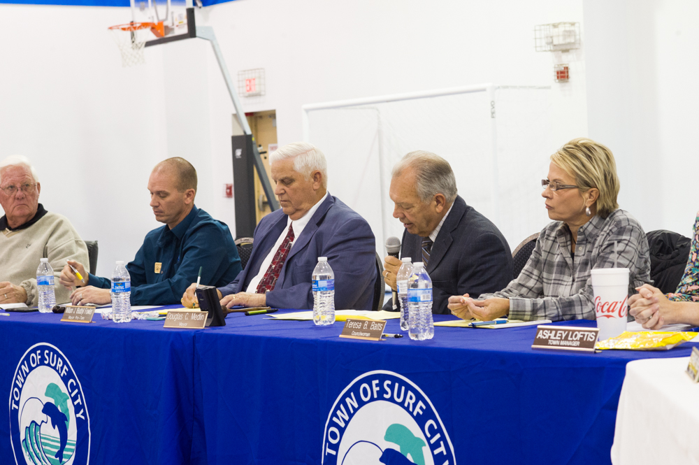 Surf City mayor Doug Medlin sets forth a motion for the town to draw up two ordinances, one to allow food trucks with regulations, the other to prohibit food trucks, to be proposed at the next town council meeting on Dec. 4. (Port City Daily photo/Mark Darrough)